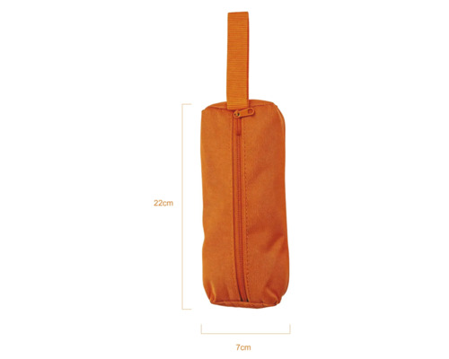 Orange verktygsväska i tyg med dragkedja och bärögla, mått 22 centimeter gånger 7 centimeter.