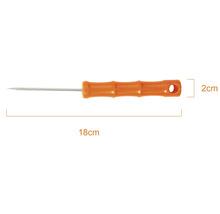 Syl med orange plasthandtag, total längd 18 centimeter, handtagsbredd 2 centimeter.