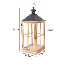 Trälykta med svart metalltak och glas, höjd 58 centimeter, bredd 23 centimeter, djup 23 centimeter.