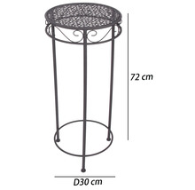 Blompiedestal i metall med dekorativa ornament och perforerad rund skiva, höjd 72 centimeter, diameter 30 centimeter.