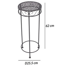Högt blomständer i metall med dekorerad avställningsyta, höjd 62 centimeter, diameter 25,5 centimeter.