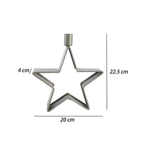 Stjärnformad ljusstake i metall med mått: höjd 22,5 centimeter, bredd 20 centimeter, djup 4 centimeter.