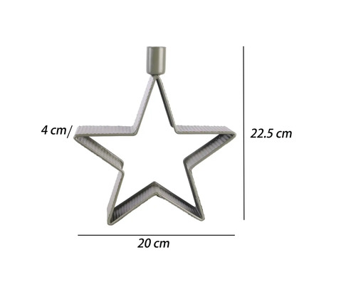 Stjärnformad ljusstake i metall med mått: höjd 22,5 centimeter, bredd 20 centimeter, djup 4 centimeter.