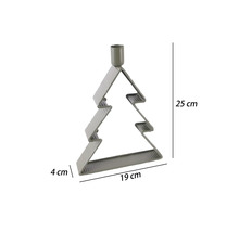Ljusstake i form av en julgran av metall med mått, höjd 25 centimeter, bredd 19 centimeter, djup 4 centimeter.
