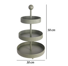 Våningsfat med tre våningar i olivgrön metall med räfflade skålar, höjd 50 centimeter, bredd 30 centimeter.
