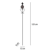 Svart trädgårdsstav av metall med glaskula och lilja, höjd 125 centimeter, bredd 12 centimeter, djup 9 centimeter.