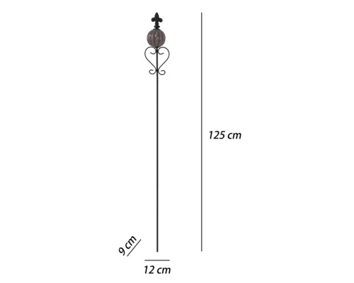 Svart trädgårdsstav av metall med glaskula och lilja, höjd 125 centimeter, bredd 12 centimeter, djup 9 centimeter.