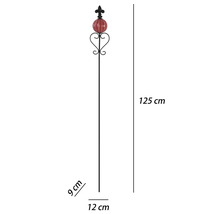 Dekorativ trädgårdsstav av metall med glaskula och lilja, höjd 125 centimeter, bredd 12 centimeter.