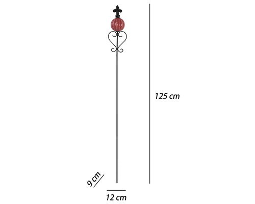 Dekorativ trädgårdsstav av metall med glaskula och lilja, höjd 125 centimeter, bredd 12 centimeter.