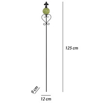 Trädgårdsstav i metall med keramikklot och lilja, höjd 125 centimeter, bredd 12 centimeter, djup 9 centimeter.
