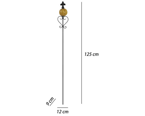 Trädgårdsstav i metall med gult ornament och lilja, 125 centimeter hög, 12 centimeter bred och 9 centimeter djup.