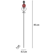 Trädgårdsdekoration i metall med rosa glaskula och lilja, höjd 95 centimeter, bredd 9,5 centimeter, djup 7 centimeter.