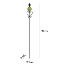 Svart trädgårdsstav i metall med grön glaskula, hjärta och liljaspets, höjd 95 centimeter, bredd 9,5 centimeter.