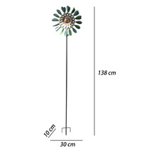 Vindspel i metall för trädgården i form av en blomma med en total höjd på 138 centimeter och en diameter på 30 centimeter.