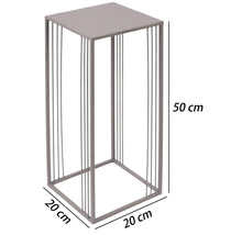 Fyrkantig växtställning i metall med höjden 50 centimeter och bredden och djupet 20 centimeter.