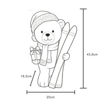 Julfigur björn med mössa, halsduk, present och skidor, mått 43,8 gånger 25 gånger 18,5 centimeter.