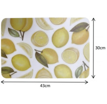 Rektangulärt tallriksunderlägg med citronmönster, 43 centimeter brett och 30 centimeter högt.