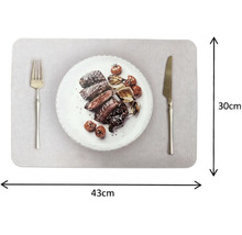 Bordstablett med motiv av en tallrik med kött och grönsaker, 43 centimeter gånger 30 centimeter.