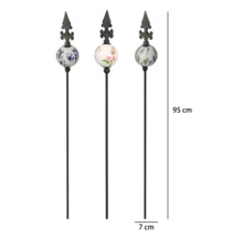 Trädgårdspinne av metall med keramikkula och dekorativ spets, blommönster, höjd 95 centimeter, bredd 7 centimeter.