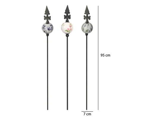 Trädgårdspinne av metall med keramikkula och dekorativ spets, blommönster, höjd 95 centimeter, bredd 7 centimeter.