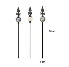 Trädgårdsdekoration set om 3, metall med keramik kula, blommönster, höjd 70 centimeter, bredd 5 centimeter.