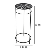 Runt blomstativ i metall med bladmönster på hyllan, höjd 60 centimeter, diameter 28 centimeter.