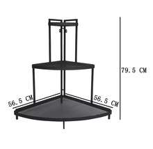 Hörnhylla i metall med två hyllplan och mått på 56,5 centimeter gånger 56,5 centimeter gånger 79,5 centimeter.
