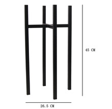 Modernt blomstativ i metall med kvadratisk ram, höjd 45 centimeter, bredd 26,5 centimeter.