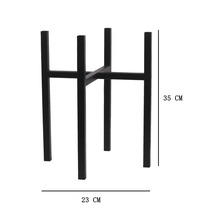 Robust blomstativ av metall med 35 centimeters höjd och 23 centimeters bredd för presentation av växter.