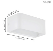 Mått på en vit vägglampa