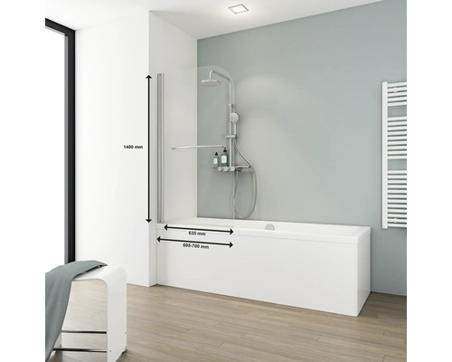 Badkar med duschvägg i glas och duschblandare i badrummet