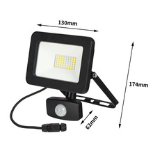 LED-strålkastare med rörelsesdetektor och måtten 130 mm x 174 mm x 62 mm.